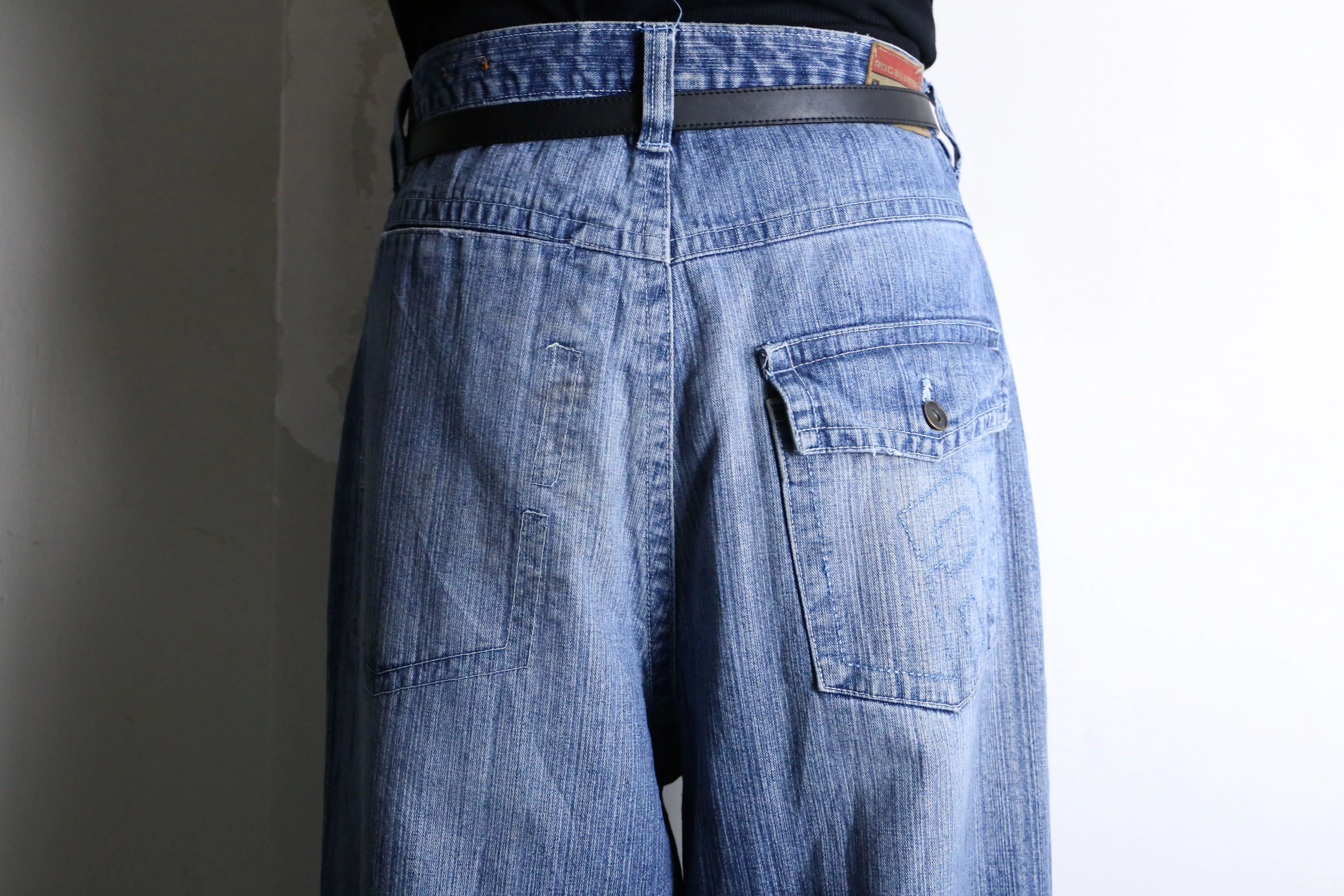 indigo color wide silhouette denim pants