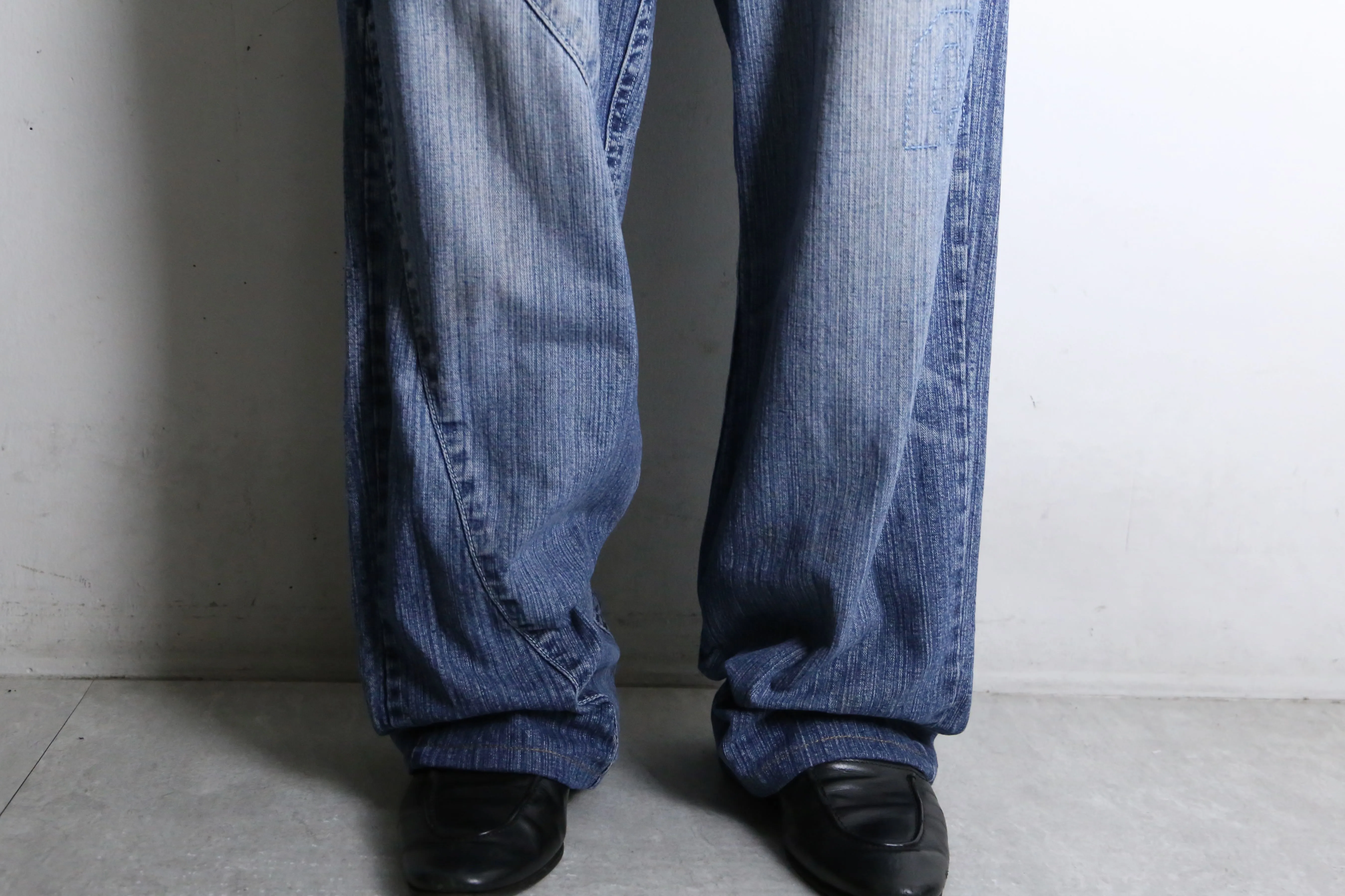 indigo color wide silhouette denim pants