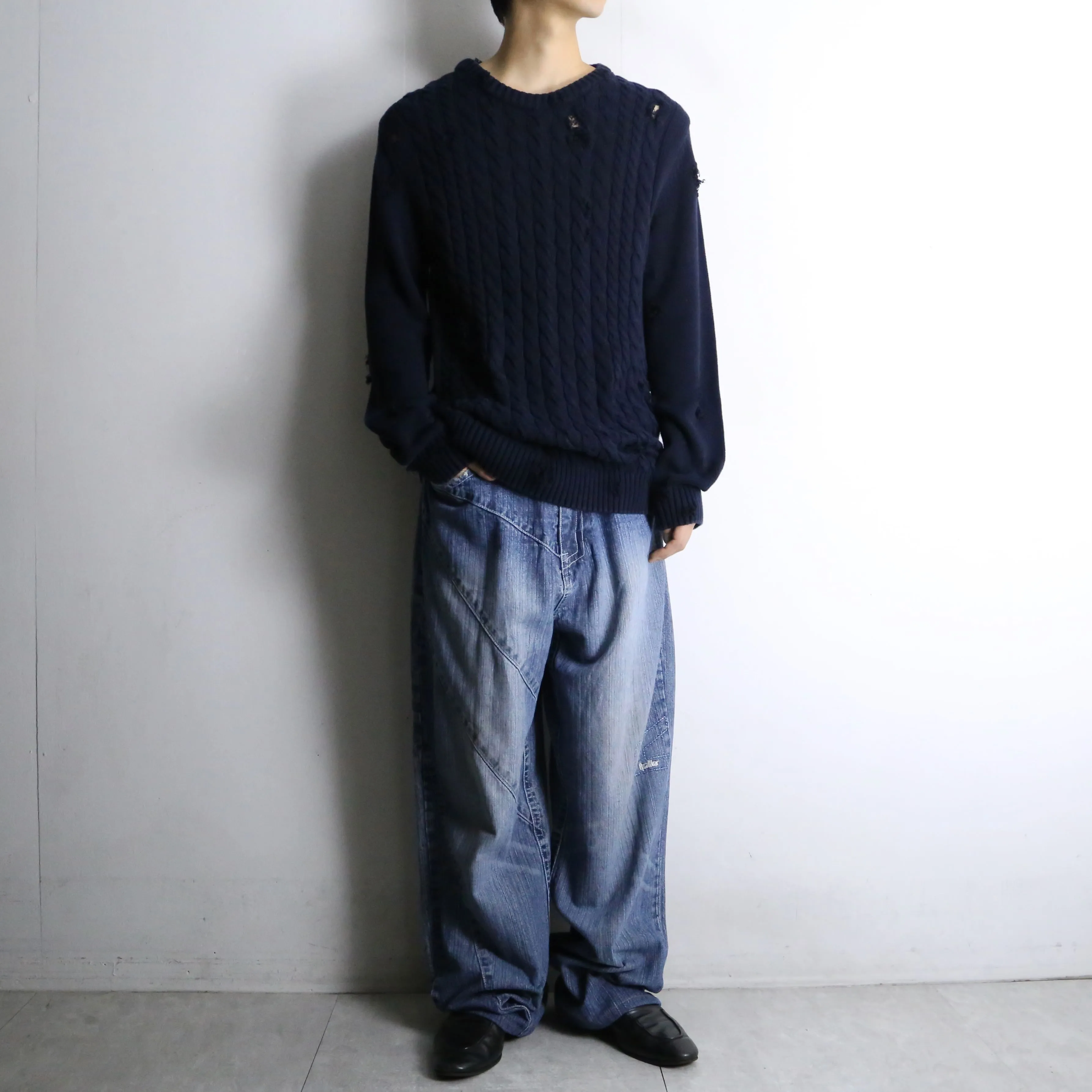 indigo color wide silhouette denim pants