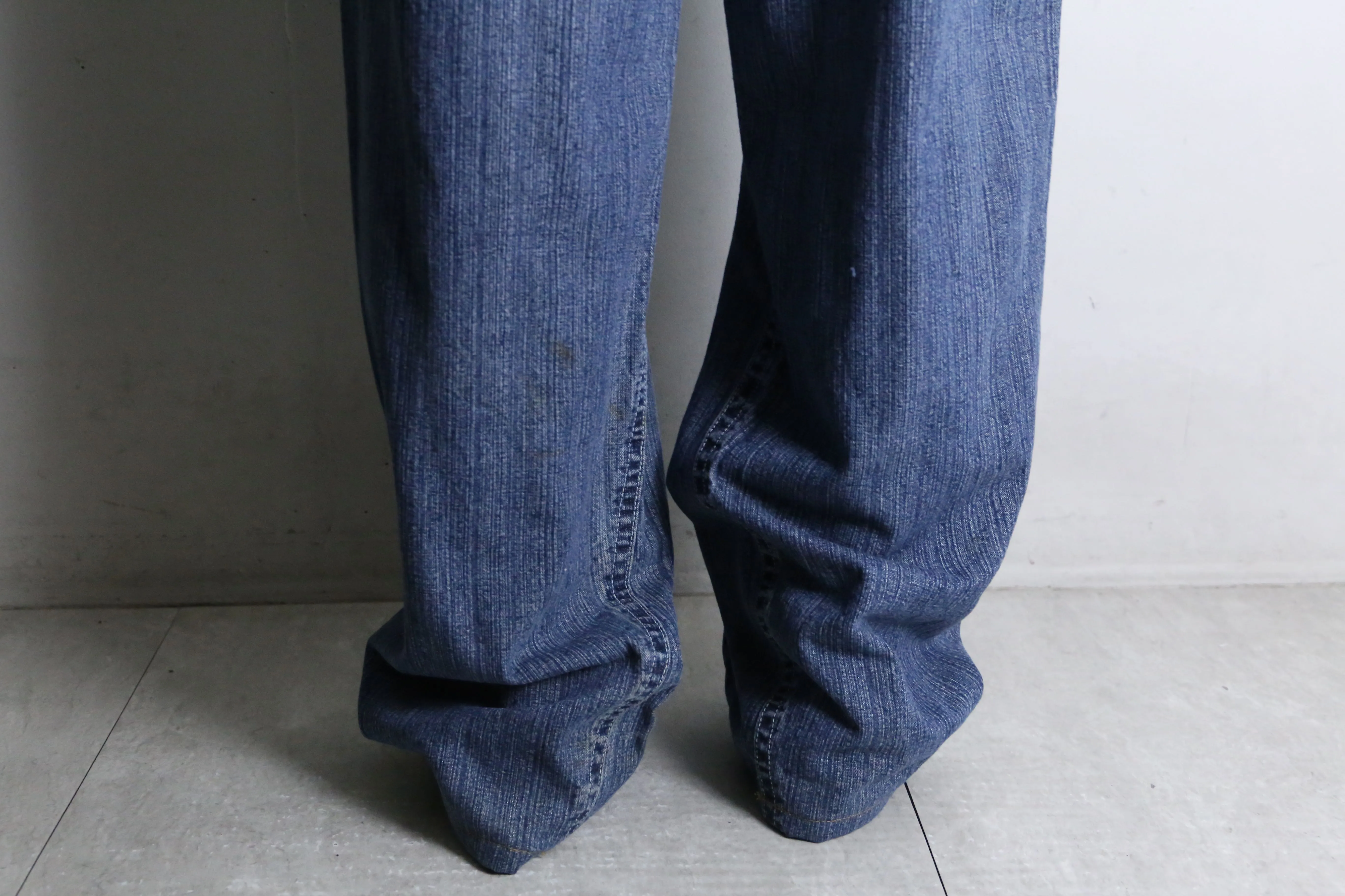 indigo color wide silhouette denim pants