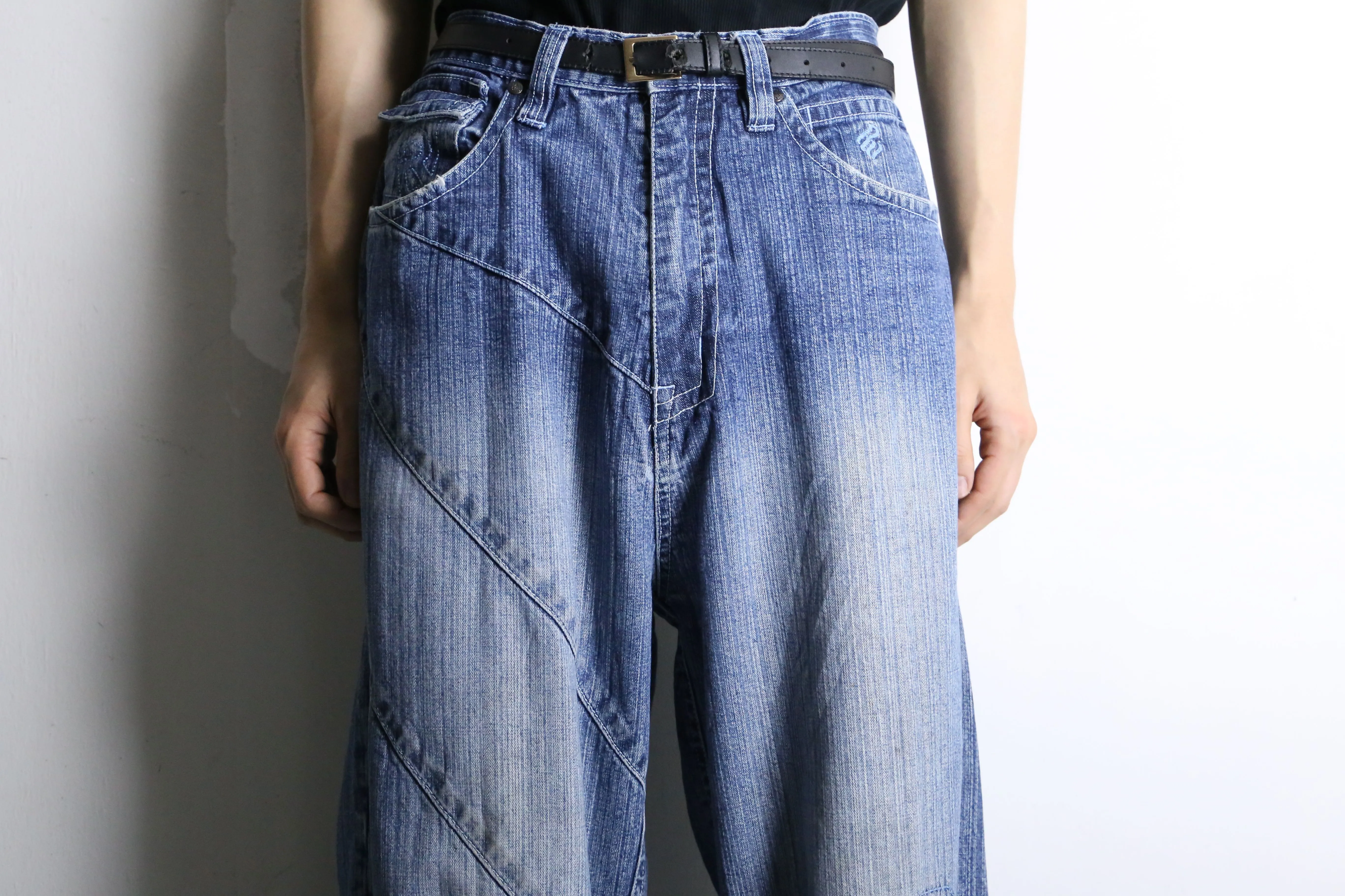 indigo color wide silhouette denim pants