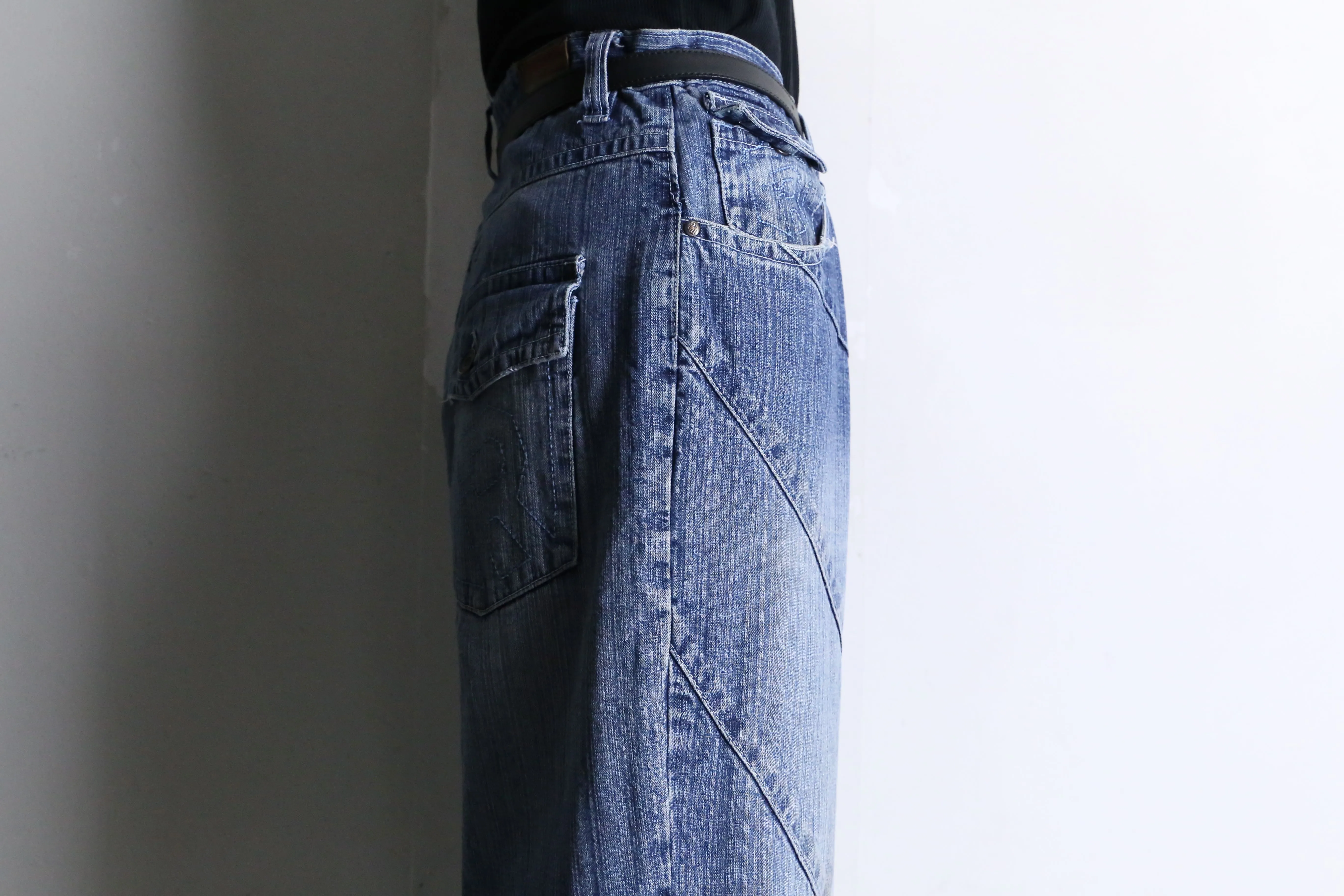 indigo color wide silhouette denim pants