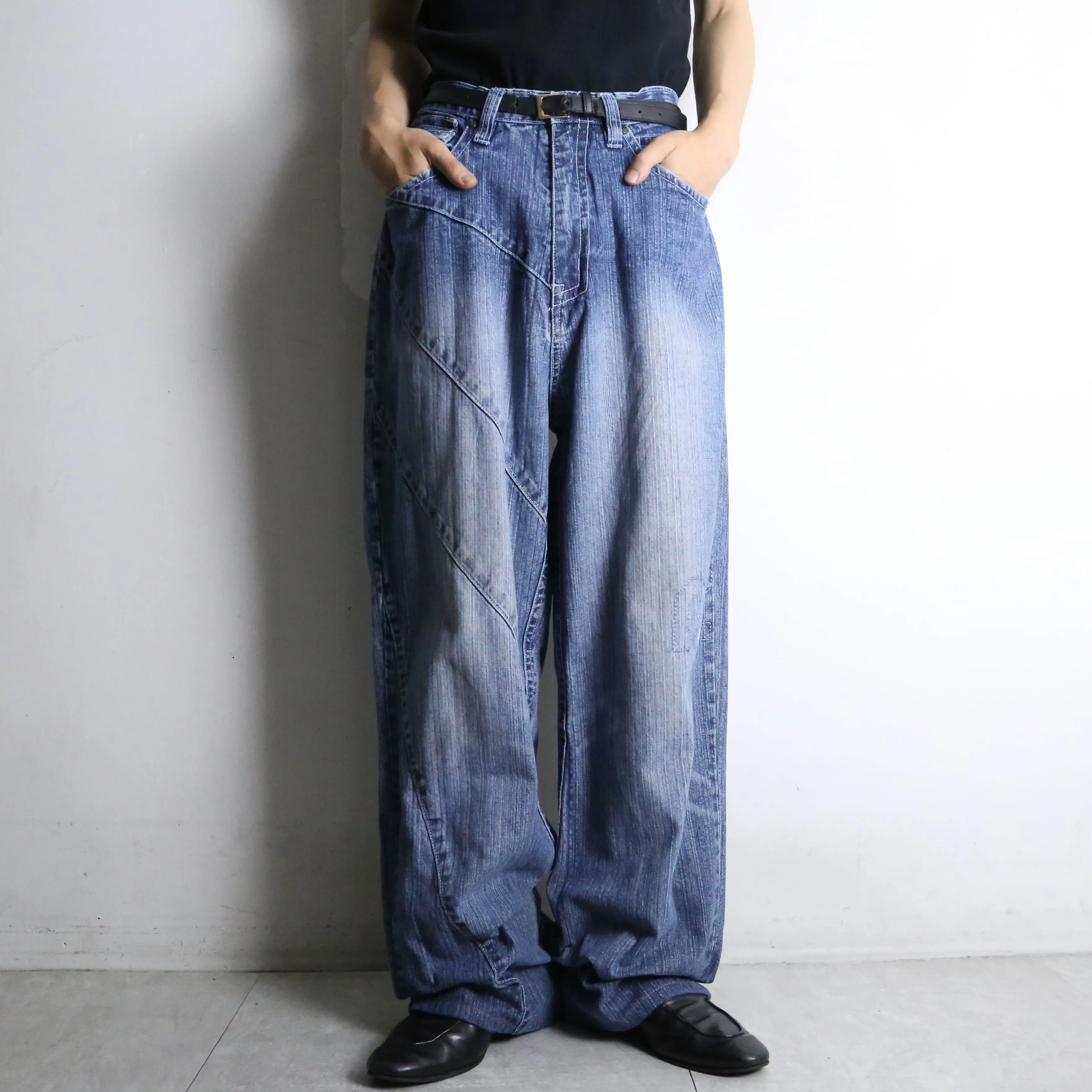 indigo color wide silhouette denim pants