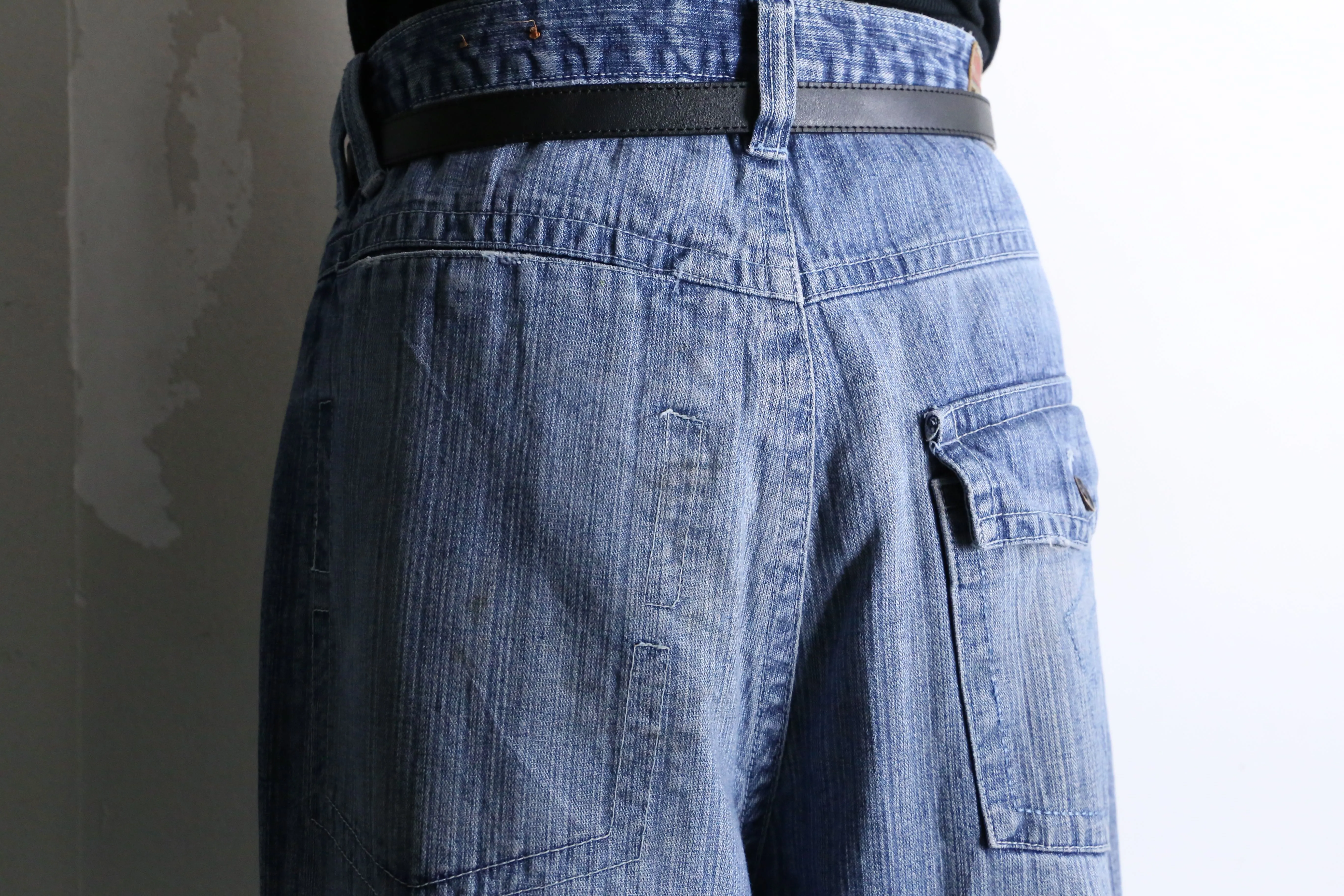 indigo color wide silhouette denim pants