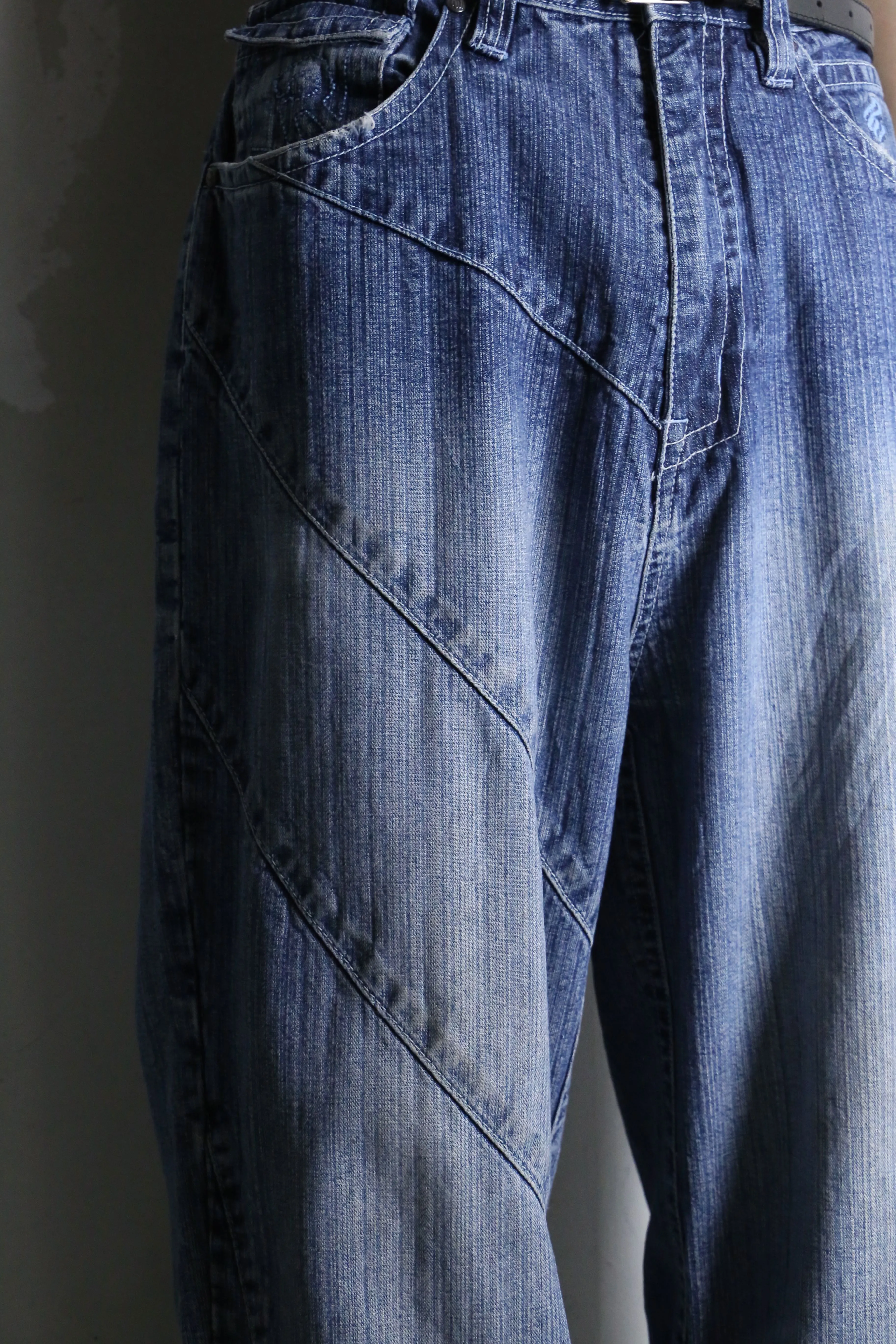 indigo color wide silhouette denim pants